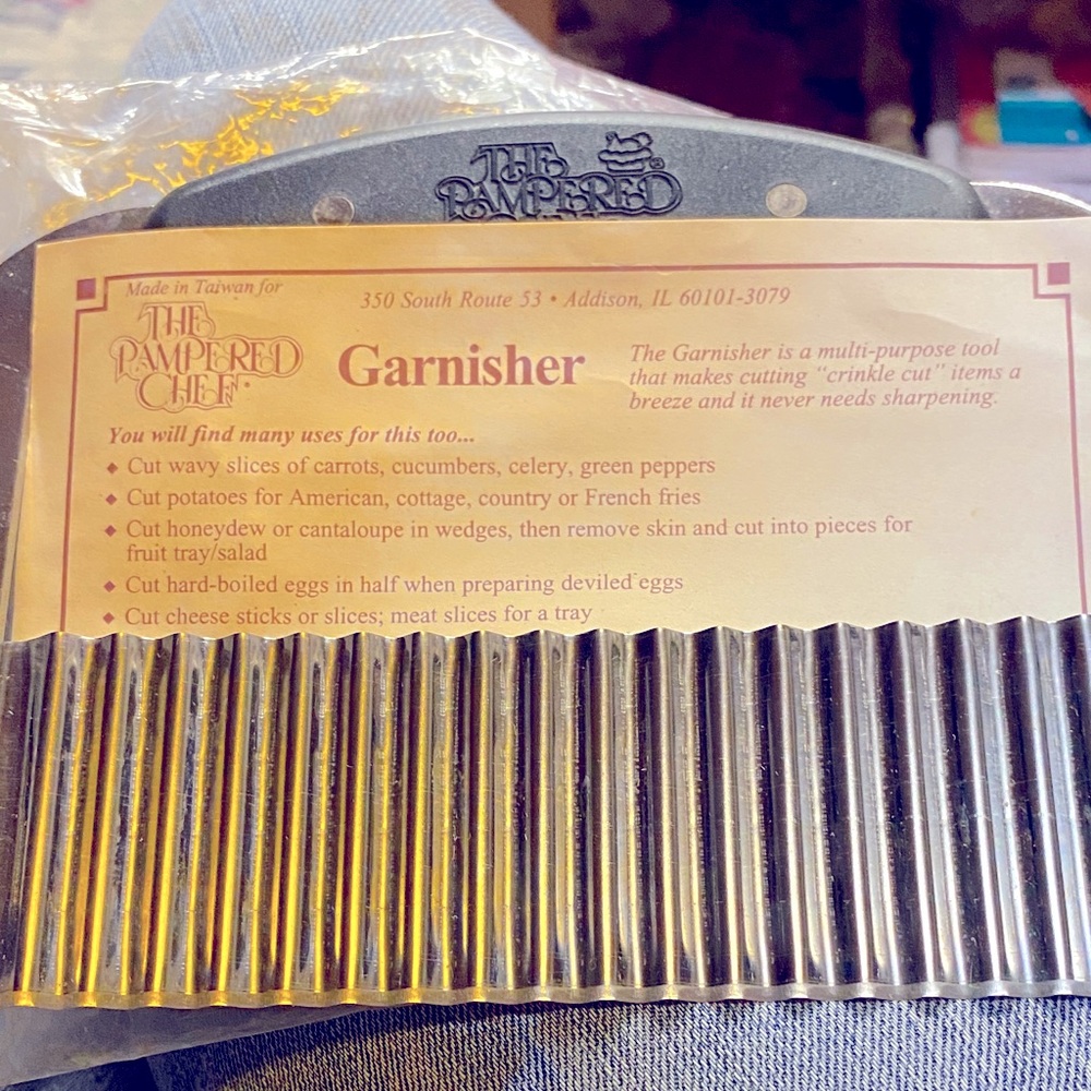 Pampered Chef Garnisher Stainless
Crinkle Cutter